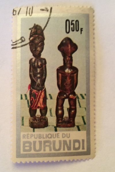Почтовая марка Бурунди (Republique du Burundi) Ancestorfigures of Baule-tribe | Год выпуска 1967 | Код каталога Михеля (Michel) BI 335-2