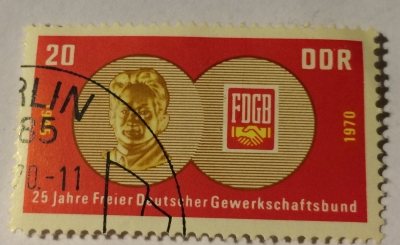 Почтовая марка ГДР (DDR) Fritz's Heckert medallion, FDGB badge | Год выпуска 1970 | Код каталога Михеля (Michel) DD 1577-2