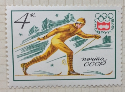 Почтовая марка СССР Лыжи | Год выпуска 1976 | Код по каталогу Загорского 4495