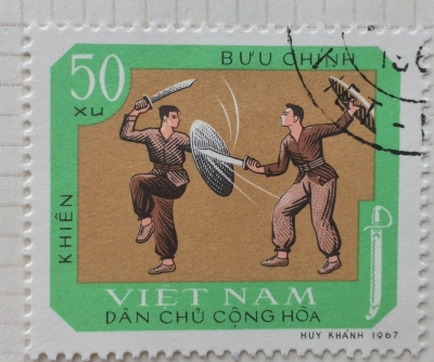 Почтовая марка Вьетнам (Vietnam) Duel with sword and shields | Год выпуска 1967 | Код каталога Михеля (Michel) VN 549