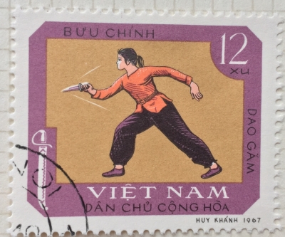 Почтовая марка Вьетнам (Vietnam) Dao Gam, Dagger Fencer | Год выпуска 1968 | Код каталога Михеля (Michel) VN 545