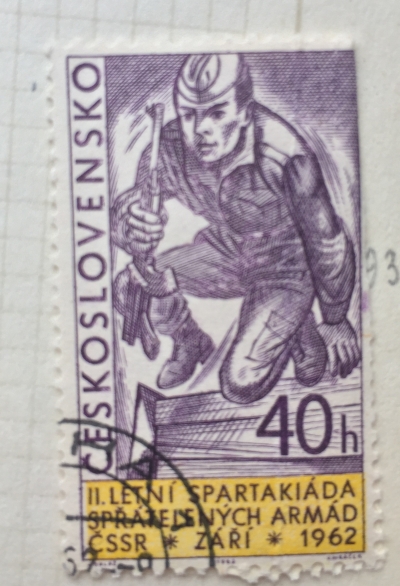 Почтовая марка Чехословакия (Ceskoslovensko ) Soldier mounting Obstacle | Год выпуска 1962 | Код каталога Михеля (Michel) CS 1352