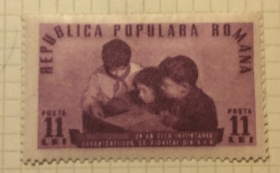 Почтовая марка Румыния (Posta Romana) Young Pioneers learning | Год выпуска 1950 | Код каталога Михеля (Michel) RO 1227