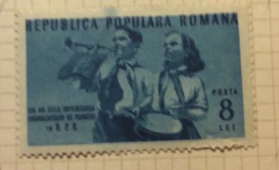 Почтовая марка Румыния (Posta Romana) Young Pioneers making music | Год выпуска 1950 | Код каталога Михеля (Michel) RO 1226