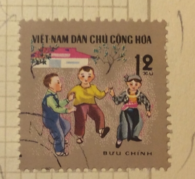 Почтовая марка Вьетнам (Vietnam) Three boys at kindergarden | Год выпуска 1970 | Код каталога Михеля (Michel) VN 601