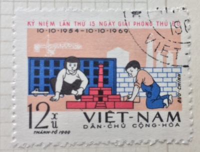 Почтовая марка Вьетнам (Vietnam) Children with construction toy | Год выпуска 1969 | Код каталога Михеля (Michel) VN 587