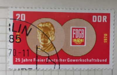 Почтовая марка ГДР (DDR) Fritz's Heckert medallion, FDGB badge | Год выпуска 1970 | Код каталога Михеля (Michel) DD 1577