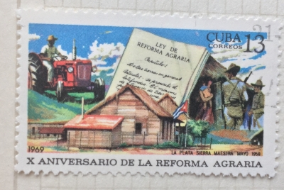 Почтовая марка Куба (Cuba correos) Reform Act, farm area, tractor, expulsion of a tenant family | Год выпуска 1969 | Код каталога Михеля (Michel) CU 1463