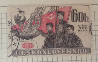 Почтовая марка Чехословакия (Ceskoslovensko) Soldiers, flame and banner | Год выпуска 1958 | Код каталога Михеля (Michel) CS 1066