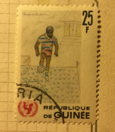 Почтовая марка Гвинея (Republique du Guinee) Boy playing football | Год выпуска 1966 | Код каталога Михеля (Michel) GN 406A