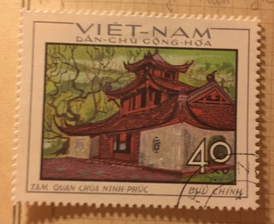 Почтовая марка Вьетнам (Vietnam) Ninh Phuc pagoda's three - entrance gate | Год выпуска 1968 | Код каталога Михеля (Michel) VN 554