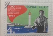 Моряк с автоматом на фоне маяка Одесского порта